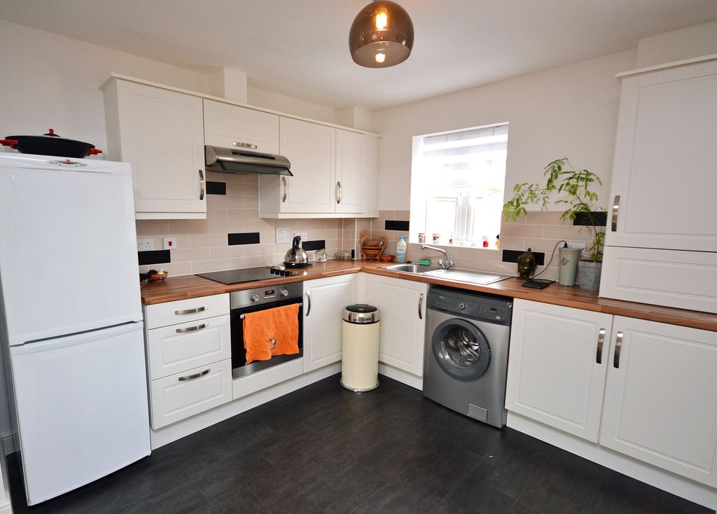 Property photo 3 of 7 Kitchen