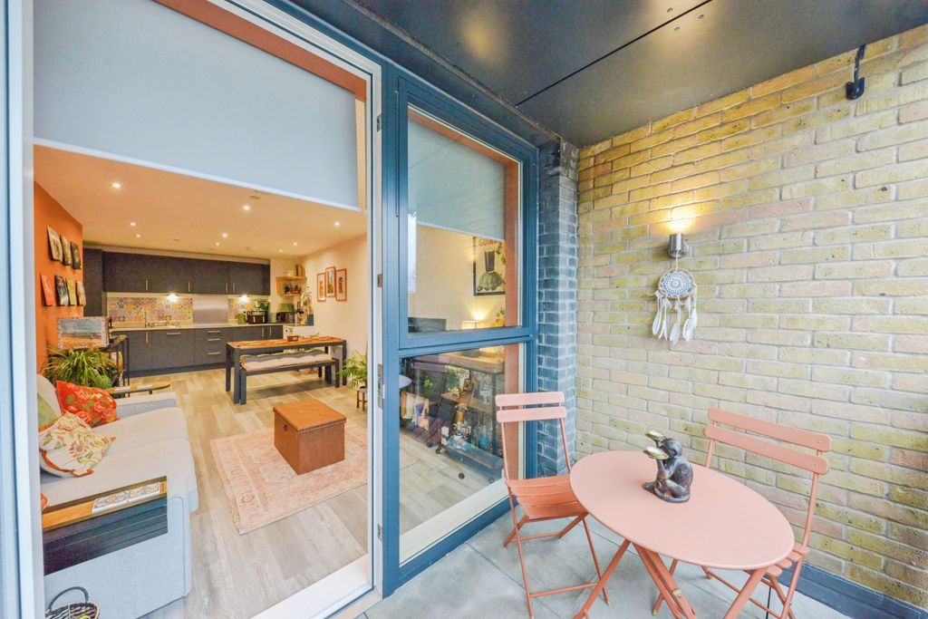 Property photo 3 of 19 Balcony