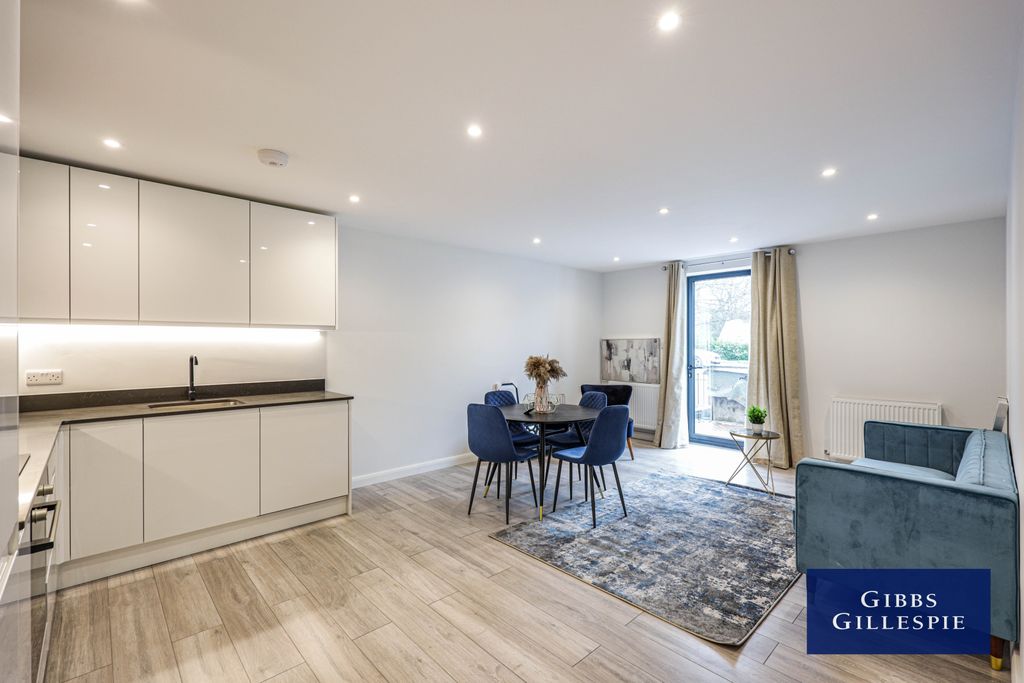 Property photo 3 of 10 Liv 3