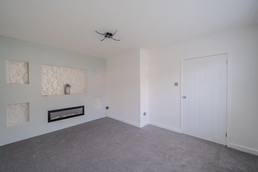 Property photo 3 of 21 23 Neyland Path-9.Jpg
