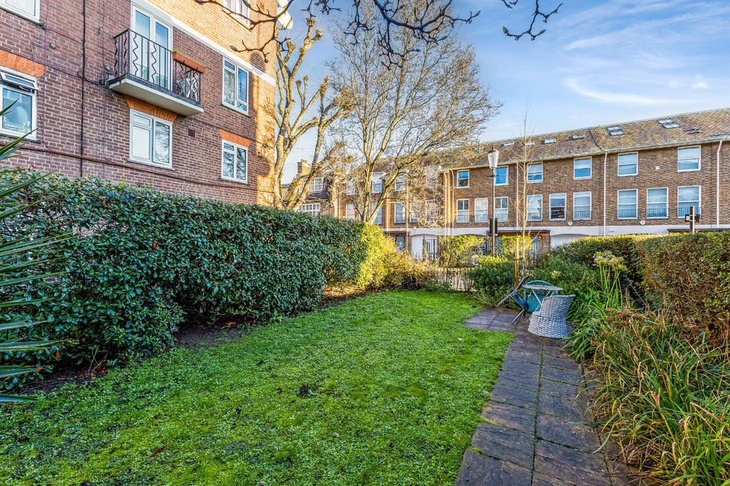 Property photo 3 of 17 Communal Garden
