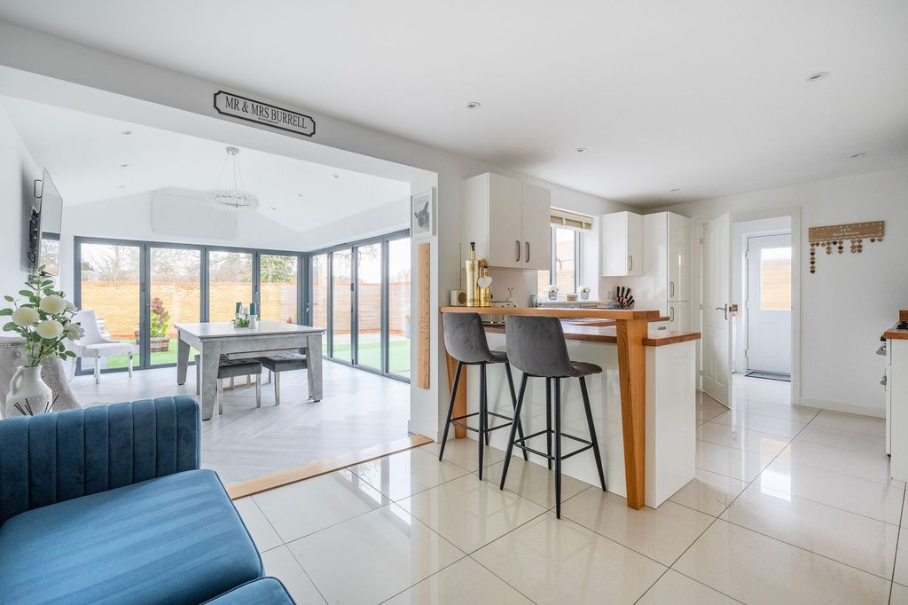 Property photo 2 of 25