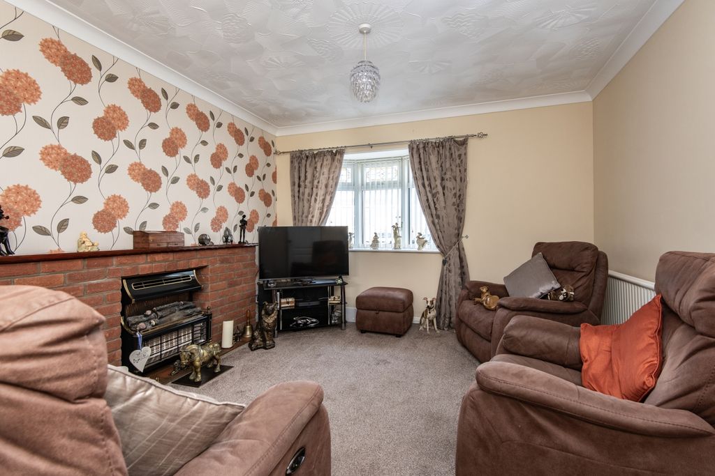 Property photo 2 of 16 Lounge