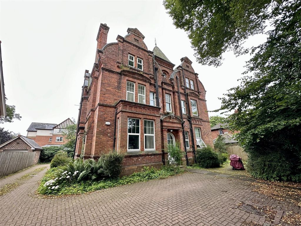 Property photo 1 of 9 Externally