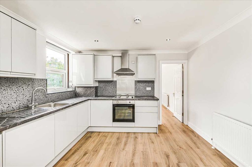 Property photo 2 of 7 Kitchen