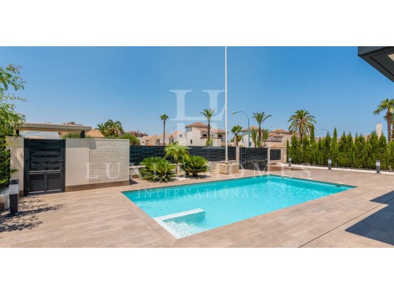 Property photo 2 of 37