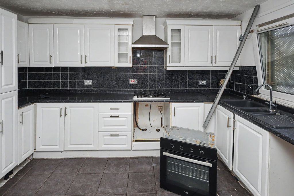 Property photo 2 of 22 92 William Morley Close, London E6 1Qz
