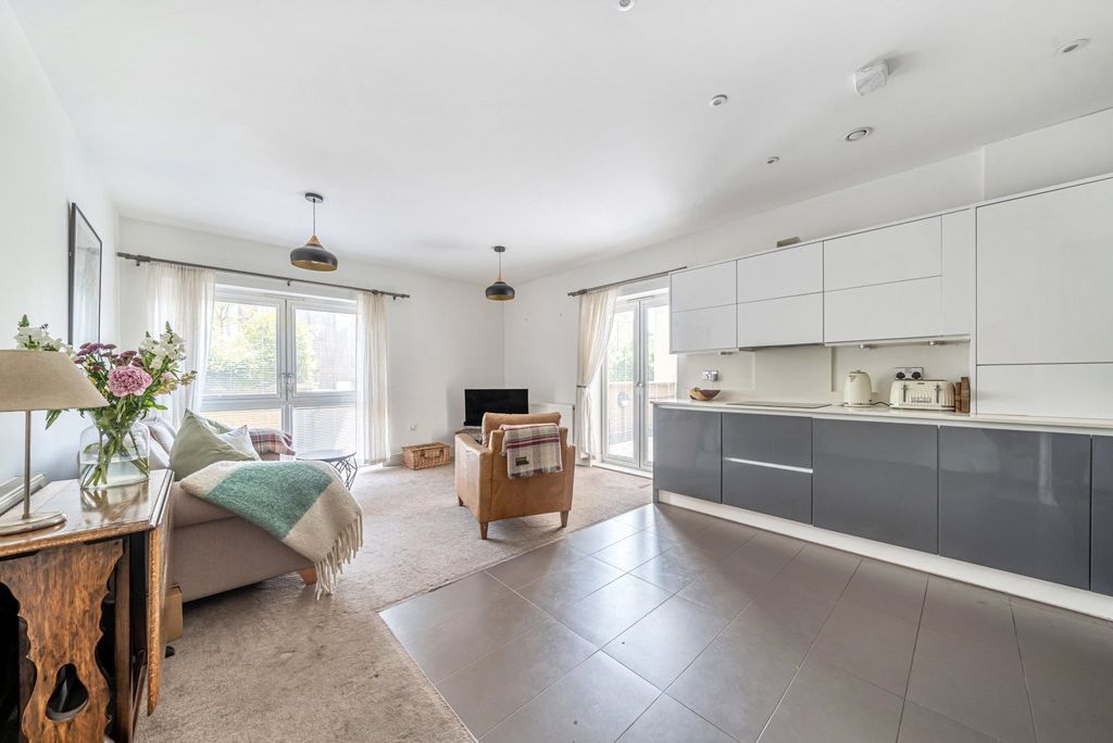 Property photo 1 of 12 Kitchen/Lounge
