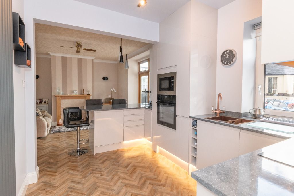 Property photo 3 of 14 Living Kitchen