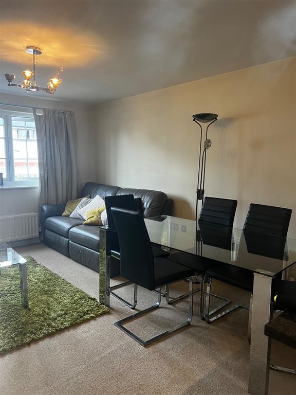 Property photo 3 of 11 Lounge