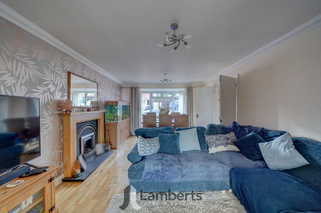 Property photo 2 of 34 Lounge