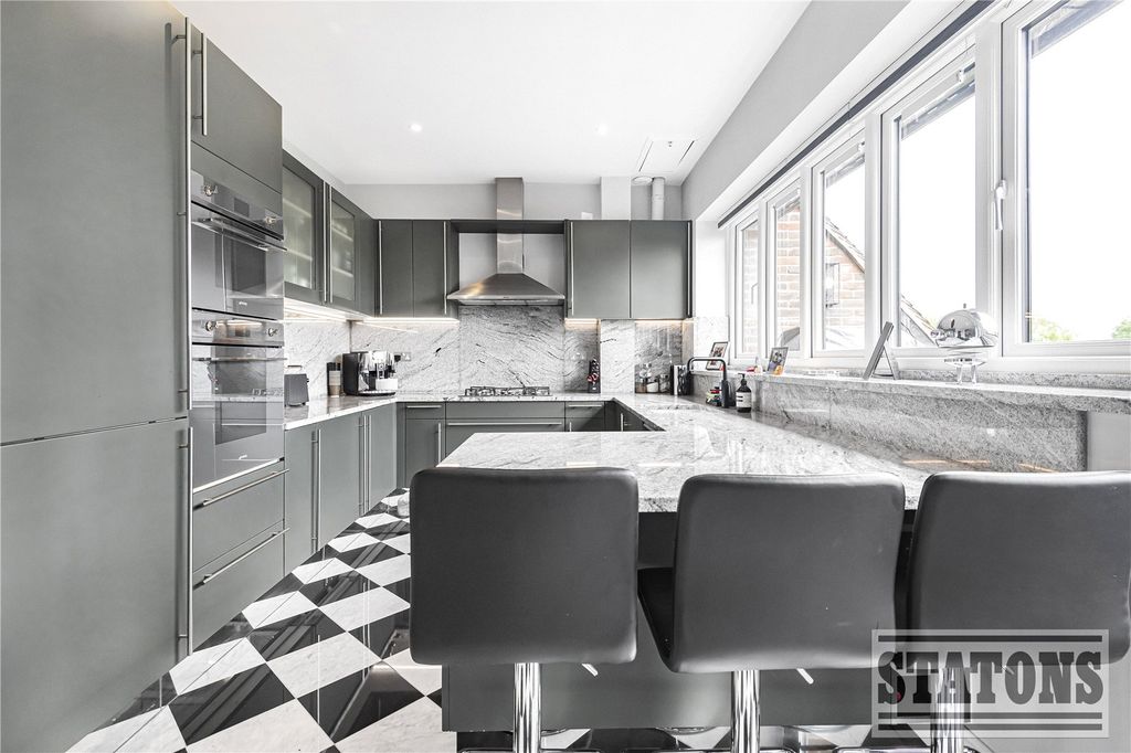 Additional image 7 of 3 bed flat for saleCockfosters Road, Barnet EN4