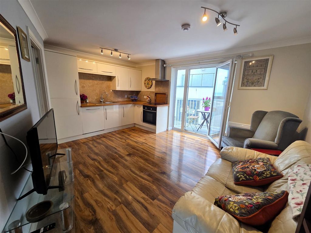 Property photo 2 of 10 Lounge.Jpg