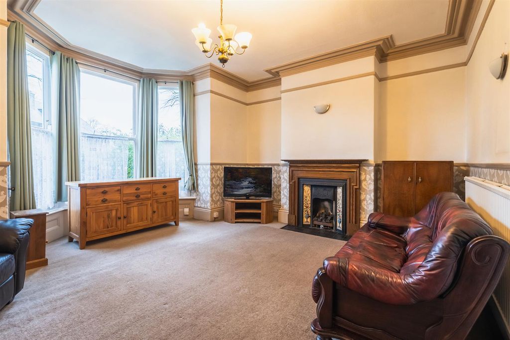 Property photo 3 of 21 Lounge