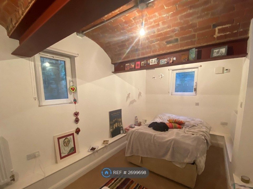 Property photo 1 of 18 Bedroom