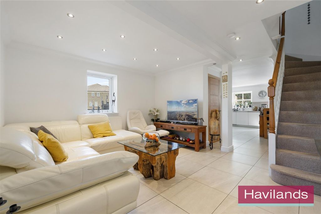 Property photo 2 of 22 Macleod Road-15.Jpg