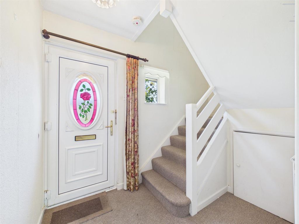 Property photo 3 of 11 Entrance Hall