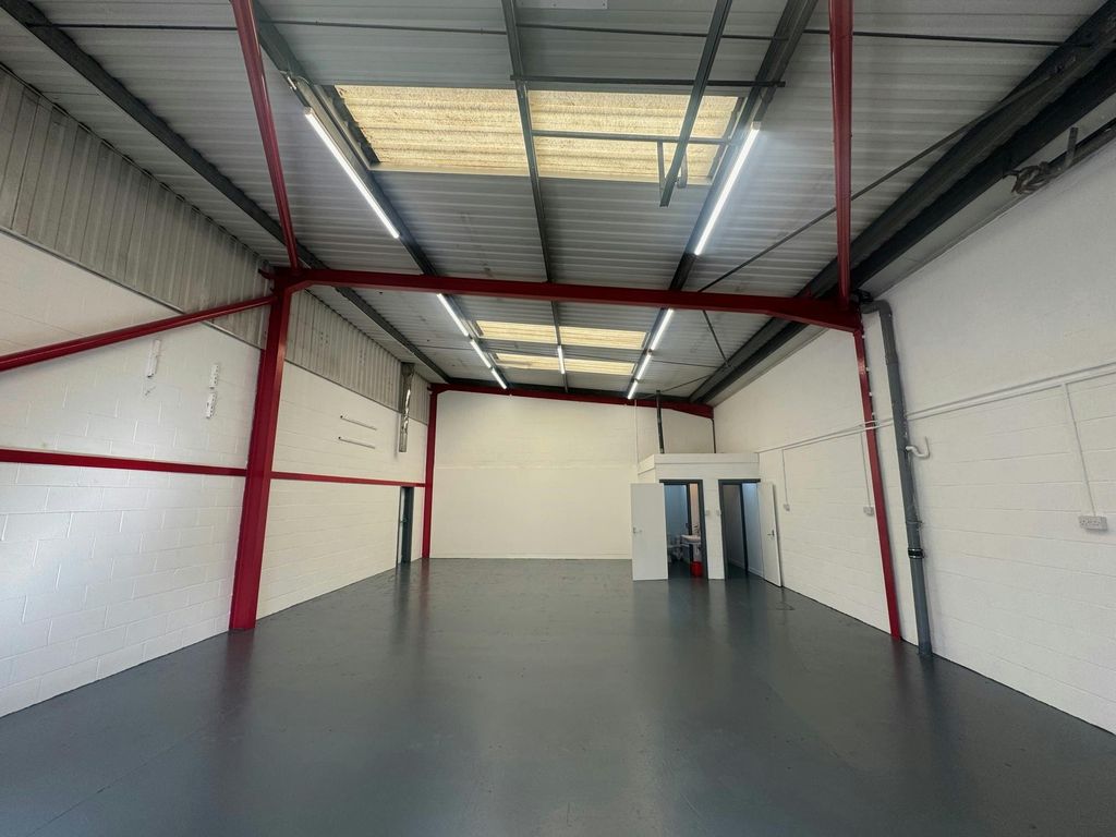 Property photo 2 of 10 17 Hawthorn Centre 10.Jpg