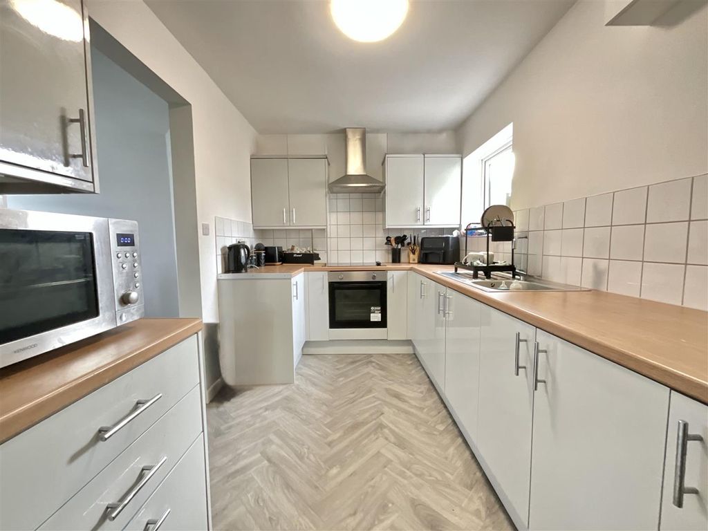 Property photo 3 of 12 Kitchen