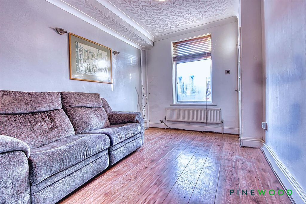 Property photo 2 of 16 Lounge