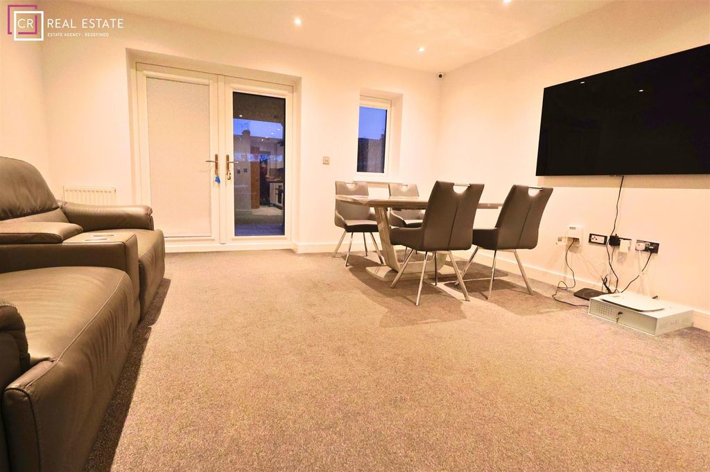 Property photo 3 of 13 Lounge/Diner