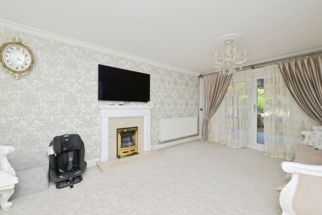 Property photo 3 of 17 Lounge