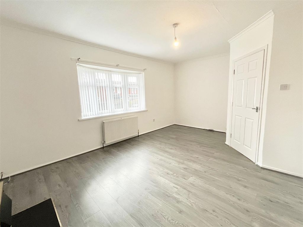 Property photo 3 of 13 Lounge