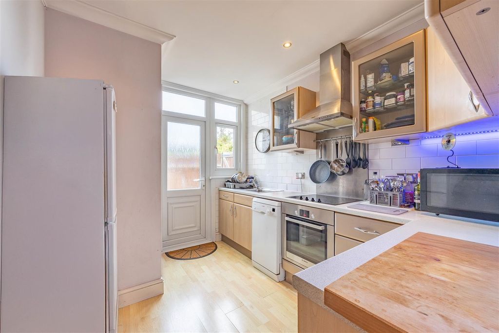Property photo 3 of 10 Kitchen