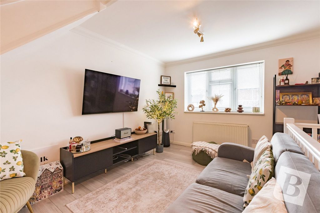 Property photo 1 of 11 Living Room