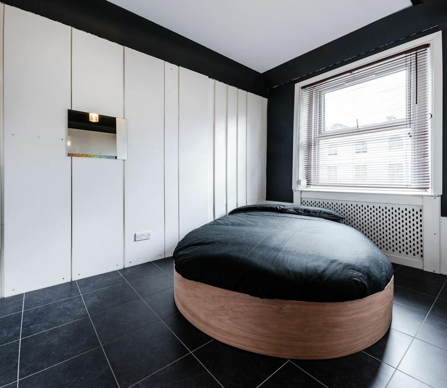 Property photo 2 of 6 A Stylish And Well-Lit Double Bedroom Featuring Mo...