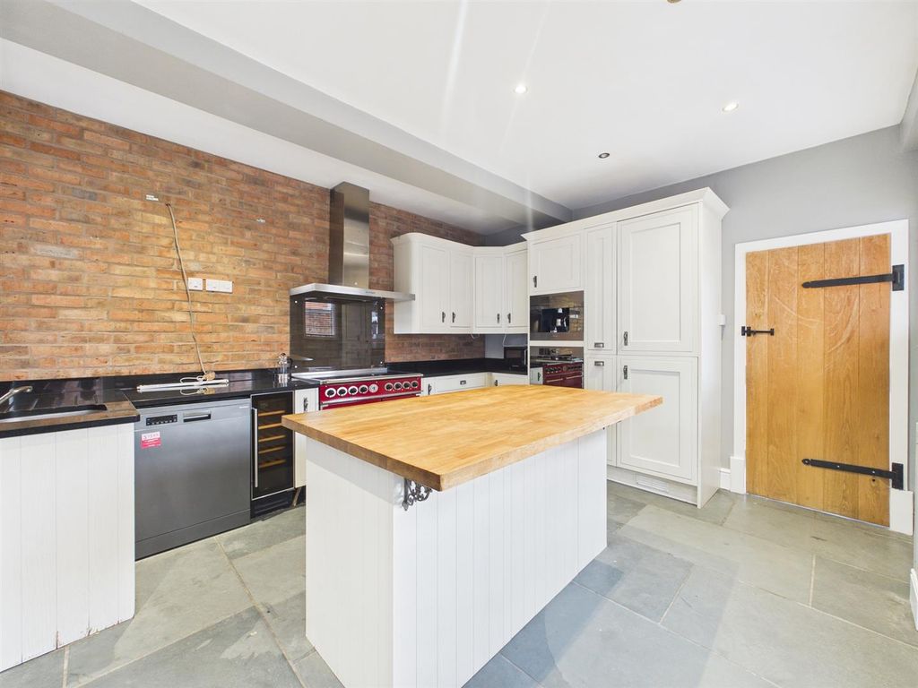 Property photo 3 of 33 Kitchen Breakfast