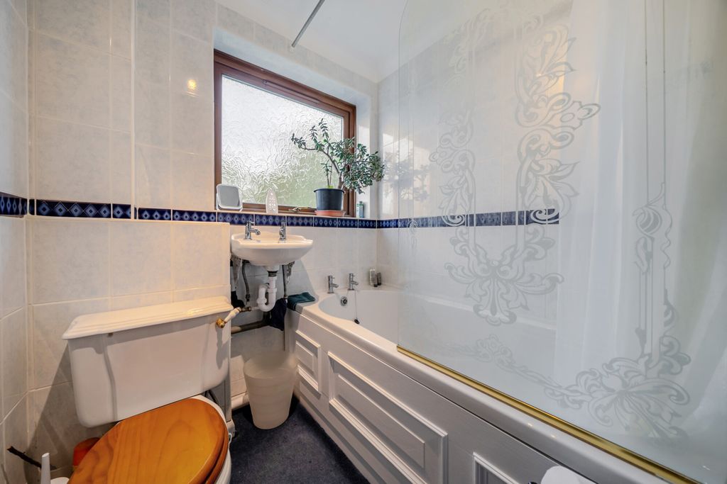 Property photo 3 of 21 Bathroom