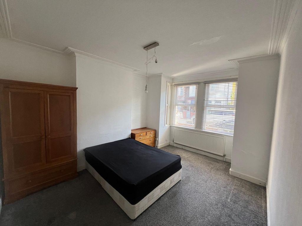 Property photo 2 of 8 Bedroom Hounslow