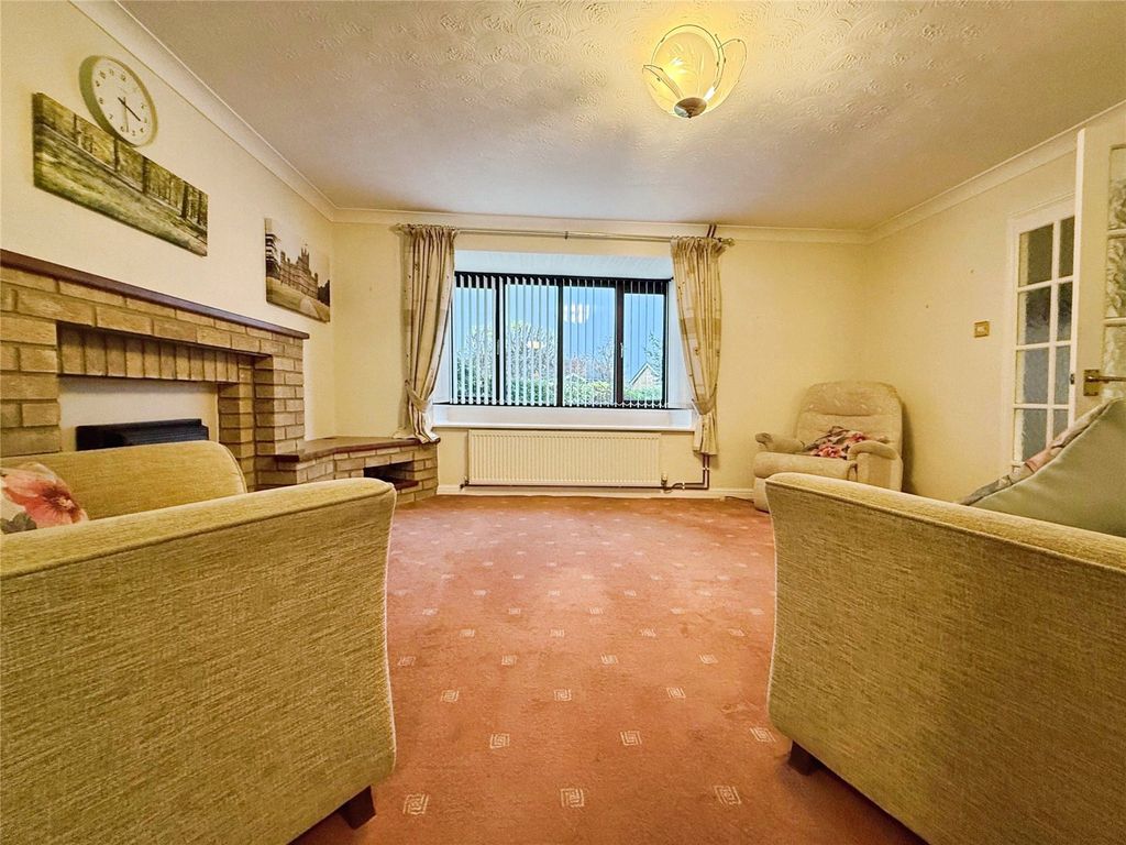 Property photo 2 of 18 Lounge