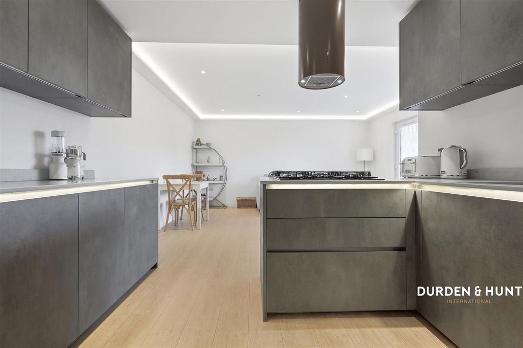 Property photo 2 of 18 London Road