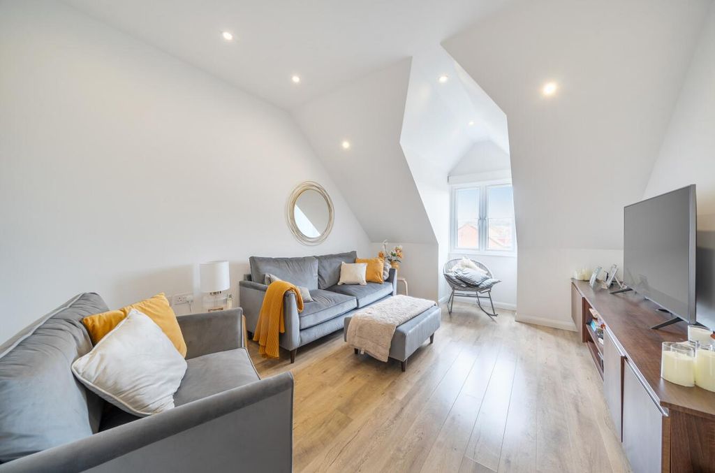 Property photo 3 of 11 Davidson Frost-Wellings, Dfw, Oakwood House, Livin