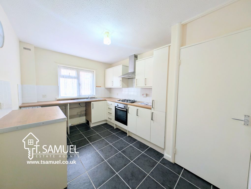 Property photo 3 of 17 Kitchen
