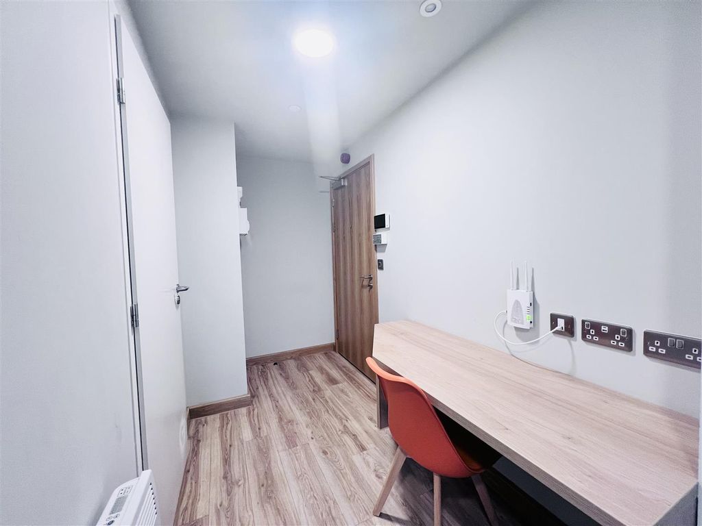 Property photo 3 of 13 Studio