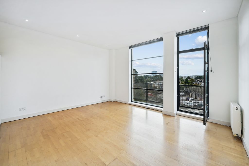 Property photo 2 of 12 Flat 68, Chiswick Gr