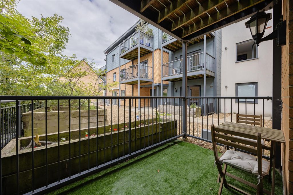 Property photo 3 of 19 Shingly Place, E4