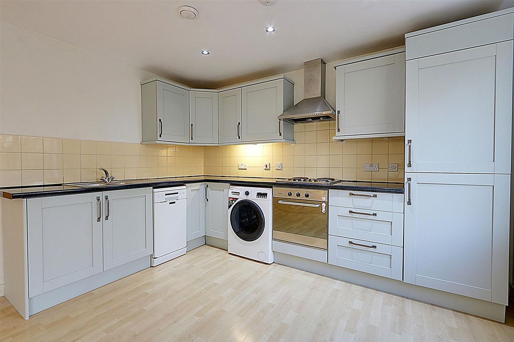Property photo 3 of 10 Kitchen