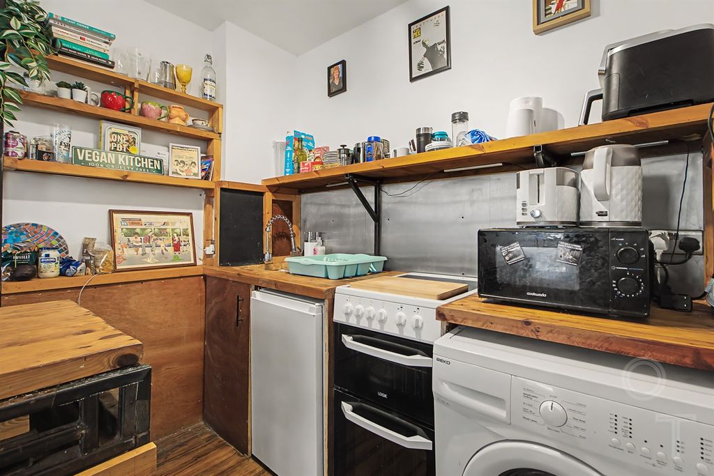 Property photo 3 of 11 Kitchen