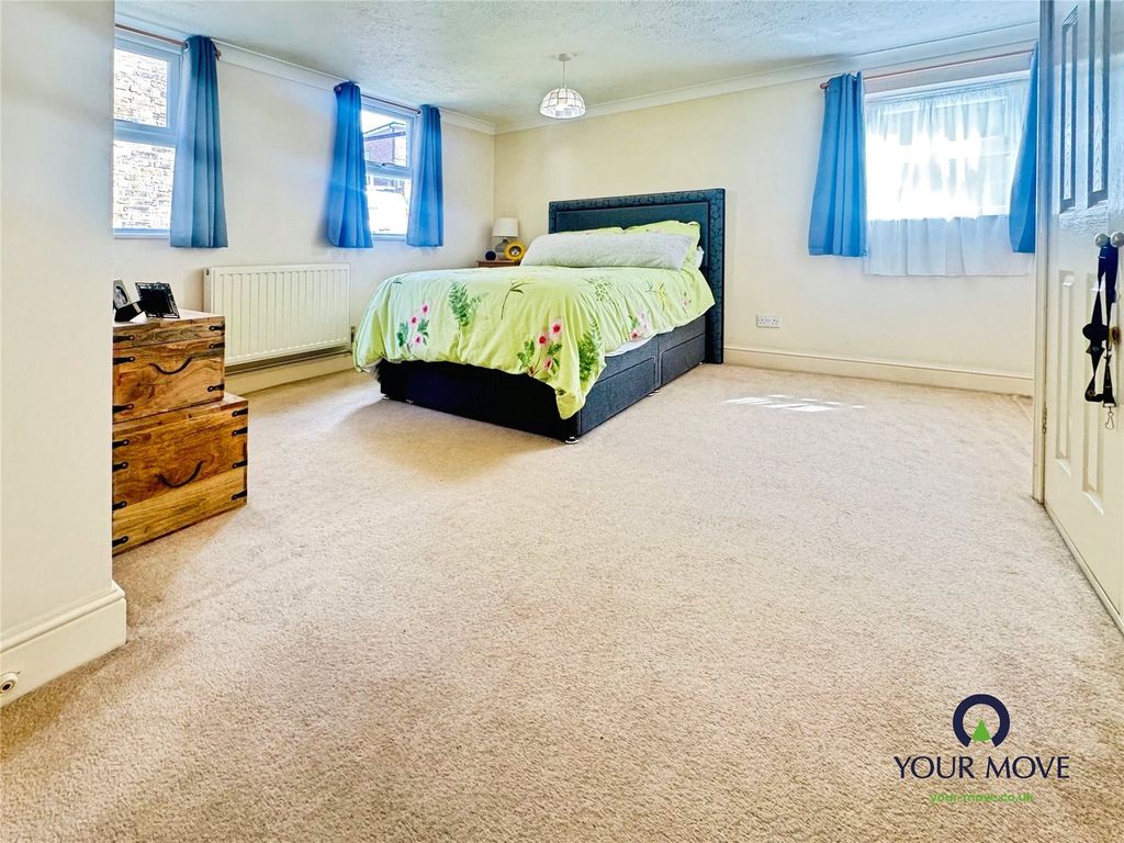 Property photo 3 of 13 Bed
