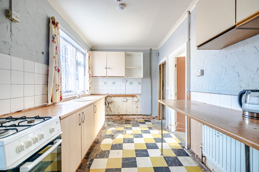 Property photo 3 of 9 Kitchen1