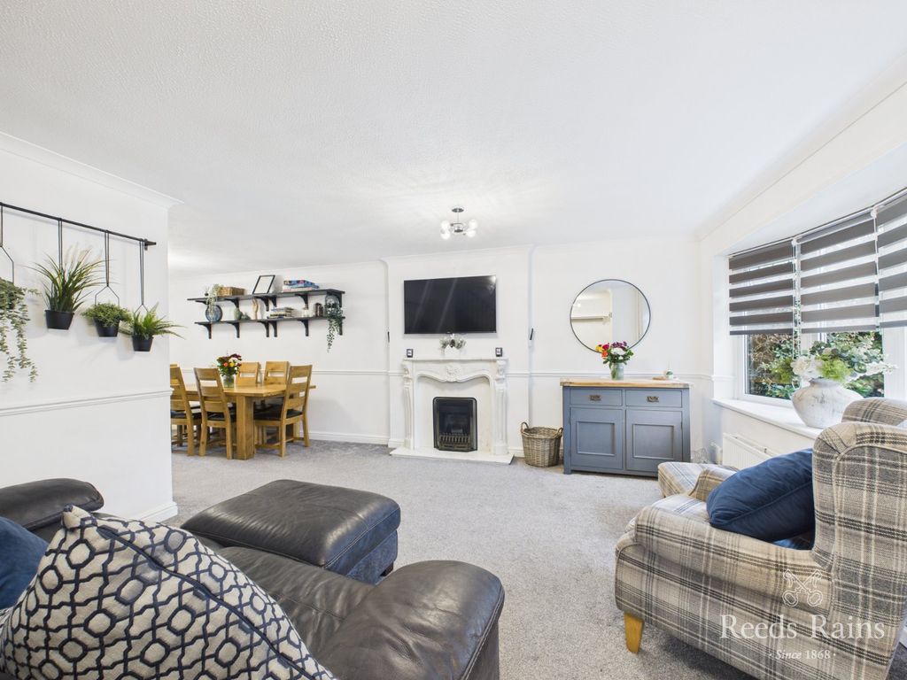 Property photo 2 of 31 Sitting Room