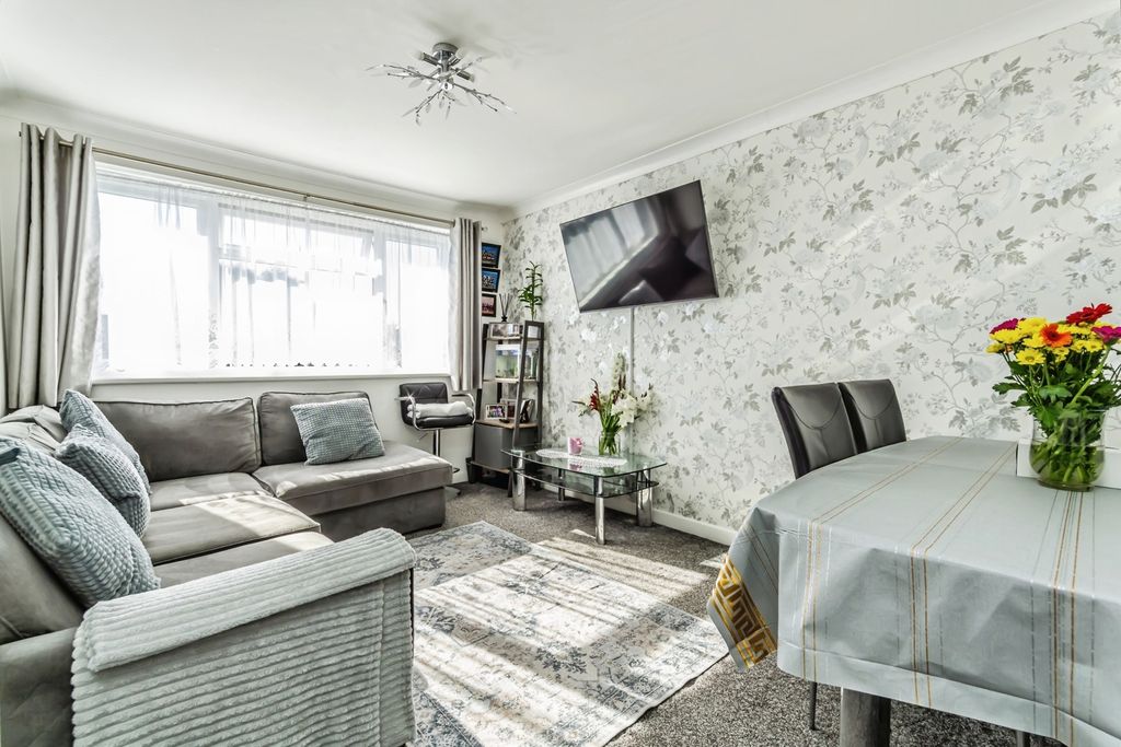 Property photo 2 of 17 Lounge