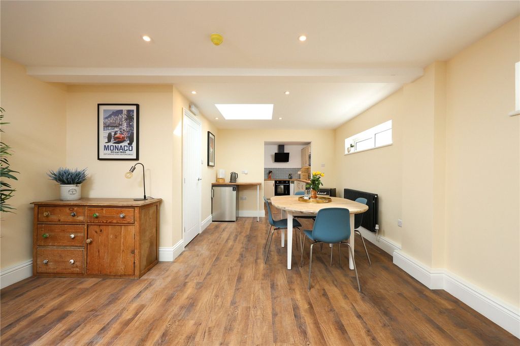 Property photo 2 of 32 Picture No. 23