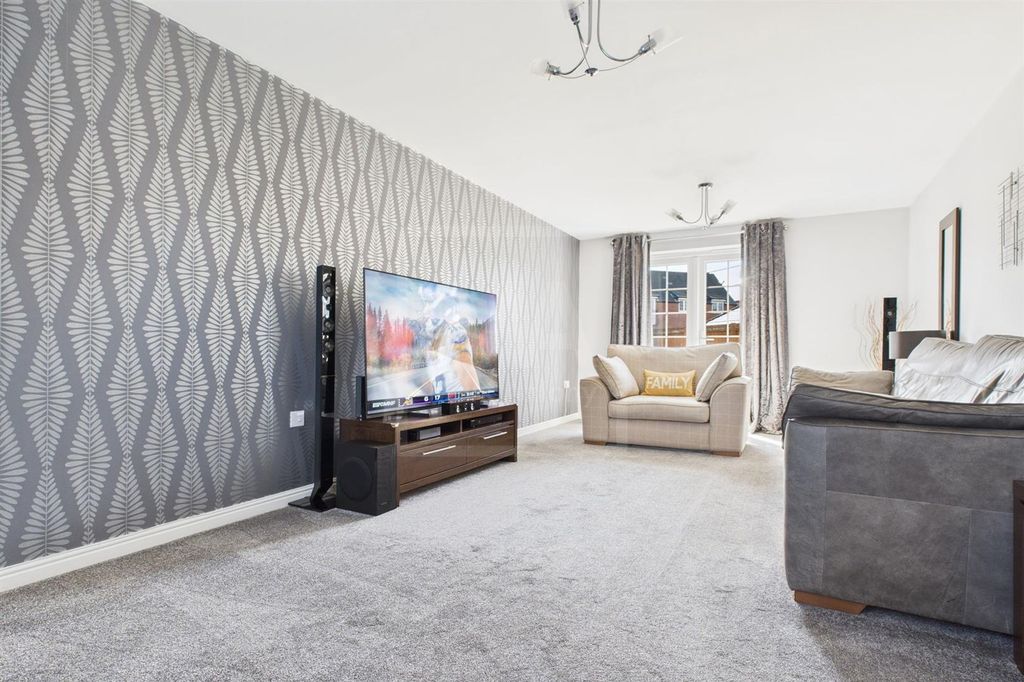 Property photo 2 of 18 Lounge