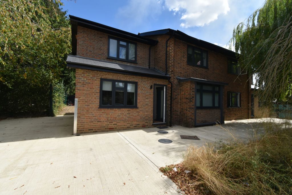 Property photo 1 of 12 The Lodge, Birchen Grove, Nw9 – Four-Bedroom Property For Sale