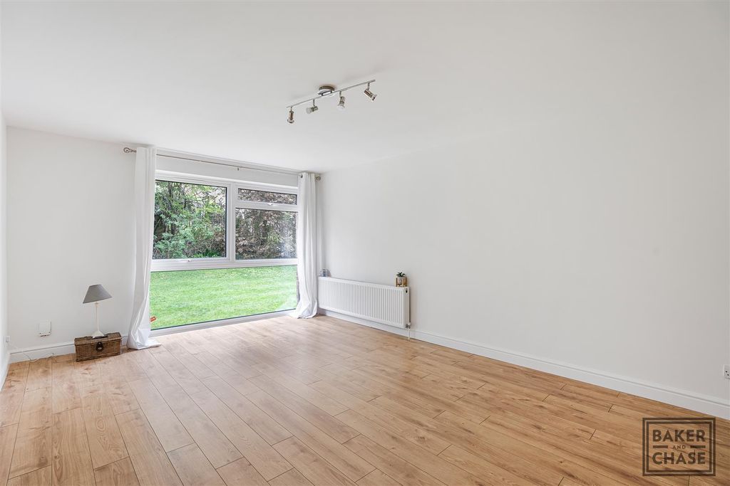 Property photo 2 of 10 Lounge